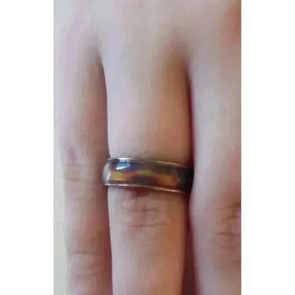 Beautiful Changing Colors Mood Ring - Picture 1 of 11